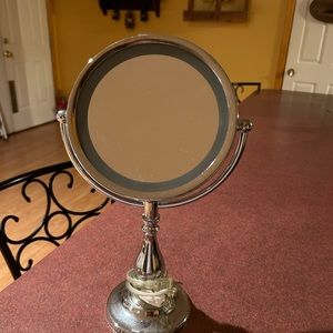 Lighted 8-10X magnifying mirror